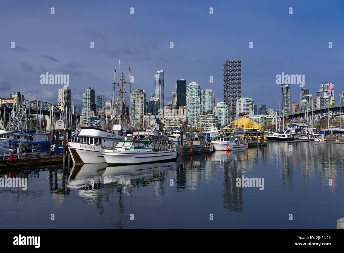 False Creek mit Spiegelungen von Booten und Gebäuden in Vancouver, British Columbia, Kanada. Stockfoto