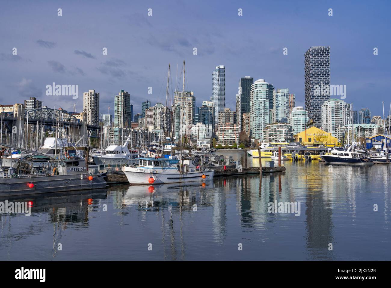False Creek mit Spiegelungen von Booten und Gebäuden in Vancouver, British Columbia, Kanada. Stockfoto