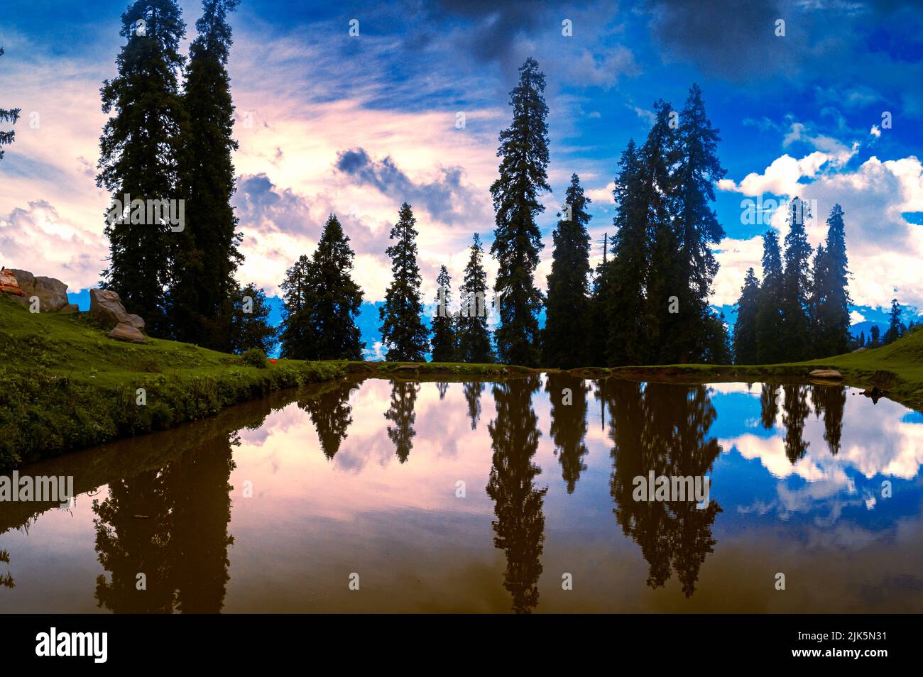 Sonnenuntergang über dem See. Sonnenaufgang in den Bergen. Himalaya-Gipfel aus Rakcham, Sangla-Tal, Himachal Pradesh, Indien. Stockfoto