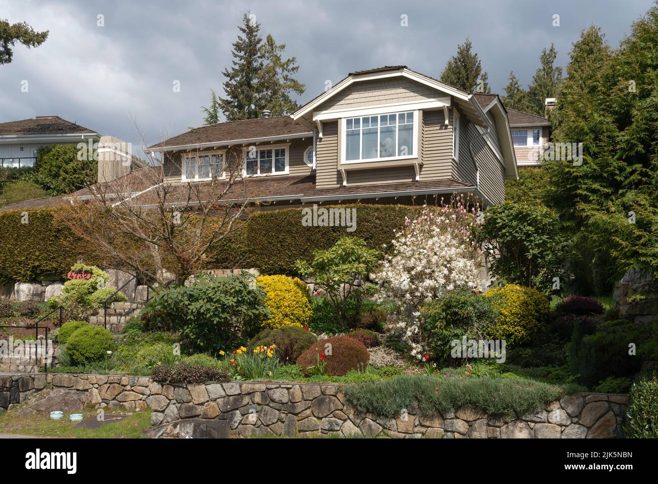 Frühlingsgärten und Landschaftsbau in North Vancouver, British Columbia, Kanada. Stockfoto