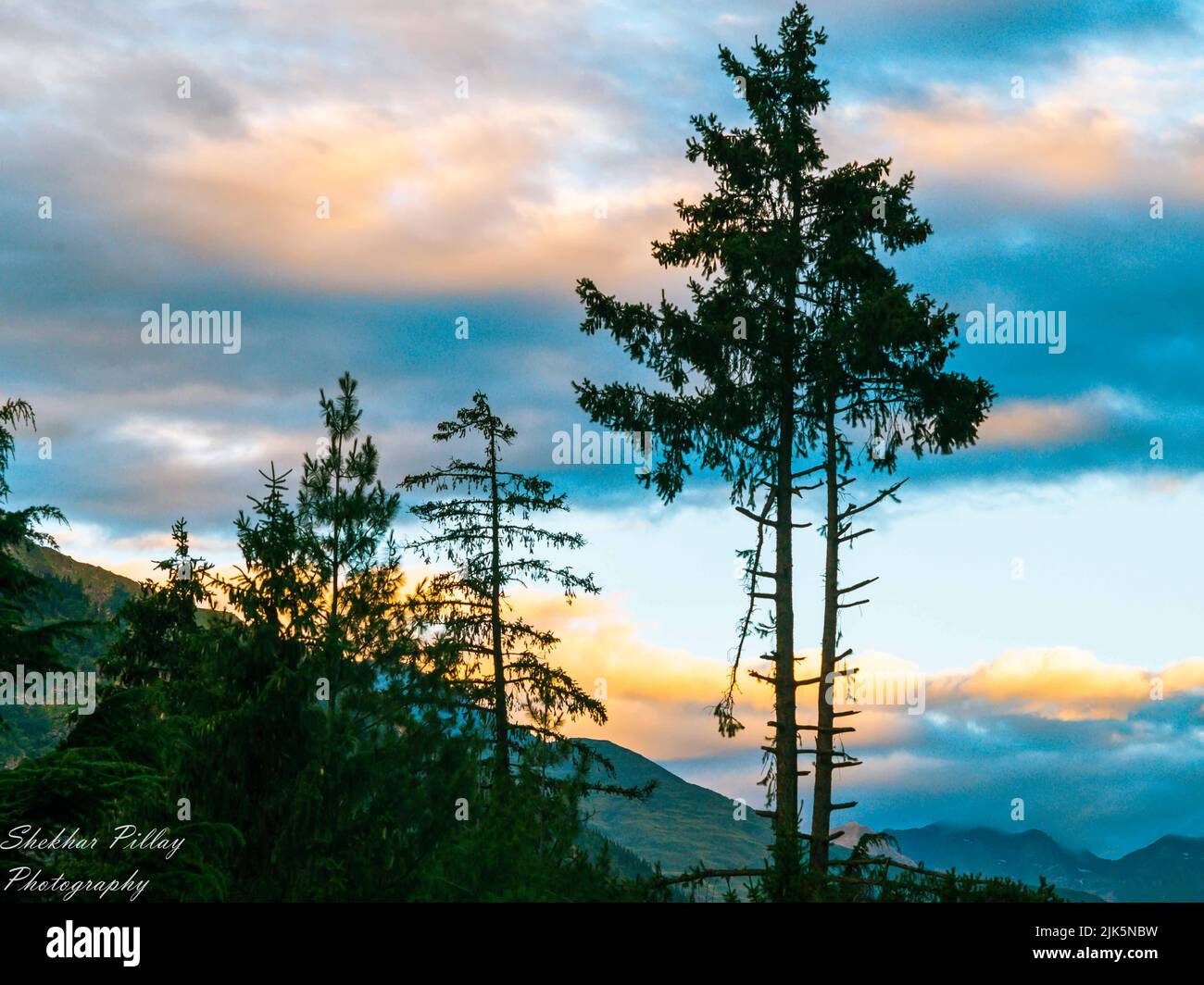 Sonnenaufgang in den Bergen. Himalaya-Gipfel aus Rakcham, Sangla-Tal, Himachal Pradesh, Indien. Stockfoto