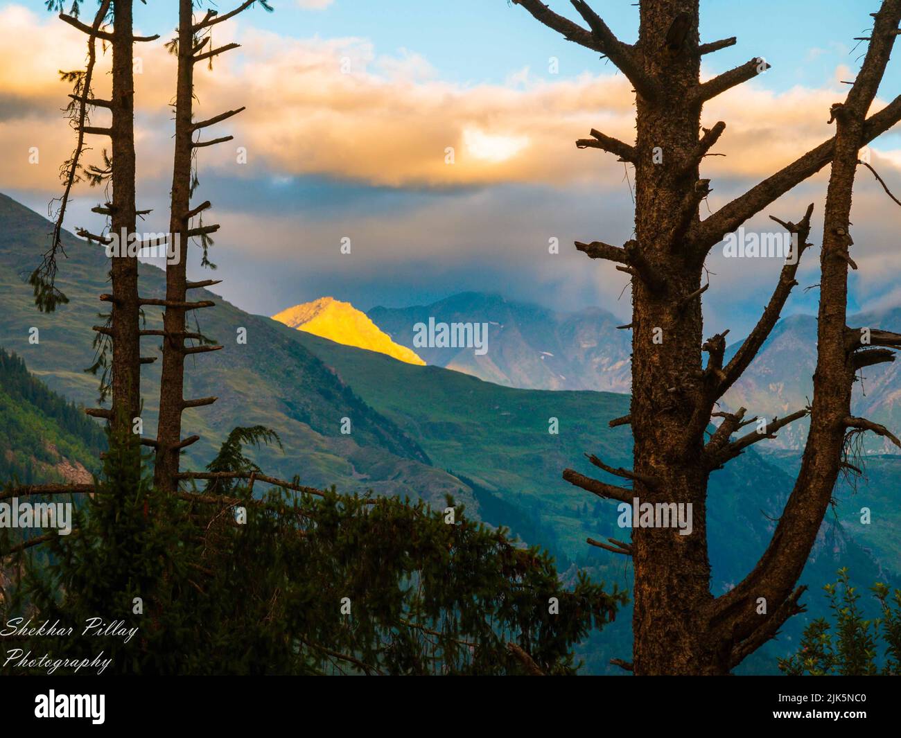 Sonnenaufgang in den Bergen. Himalaya-Gipfel aus Rakcham, Sangla-Tal, Himachal Pradesh, Indien. Stockfoto
