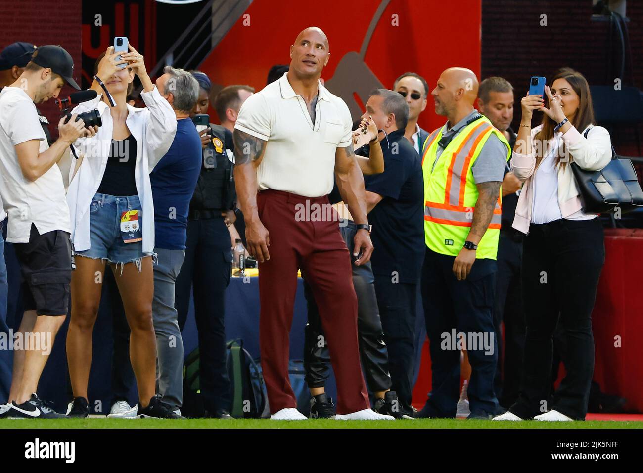 HARRISON, NJ 30. JULI Darsteller Dwayne Johnson beobachtet seine