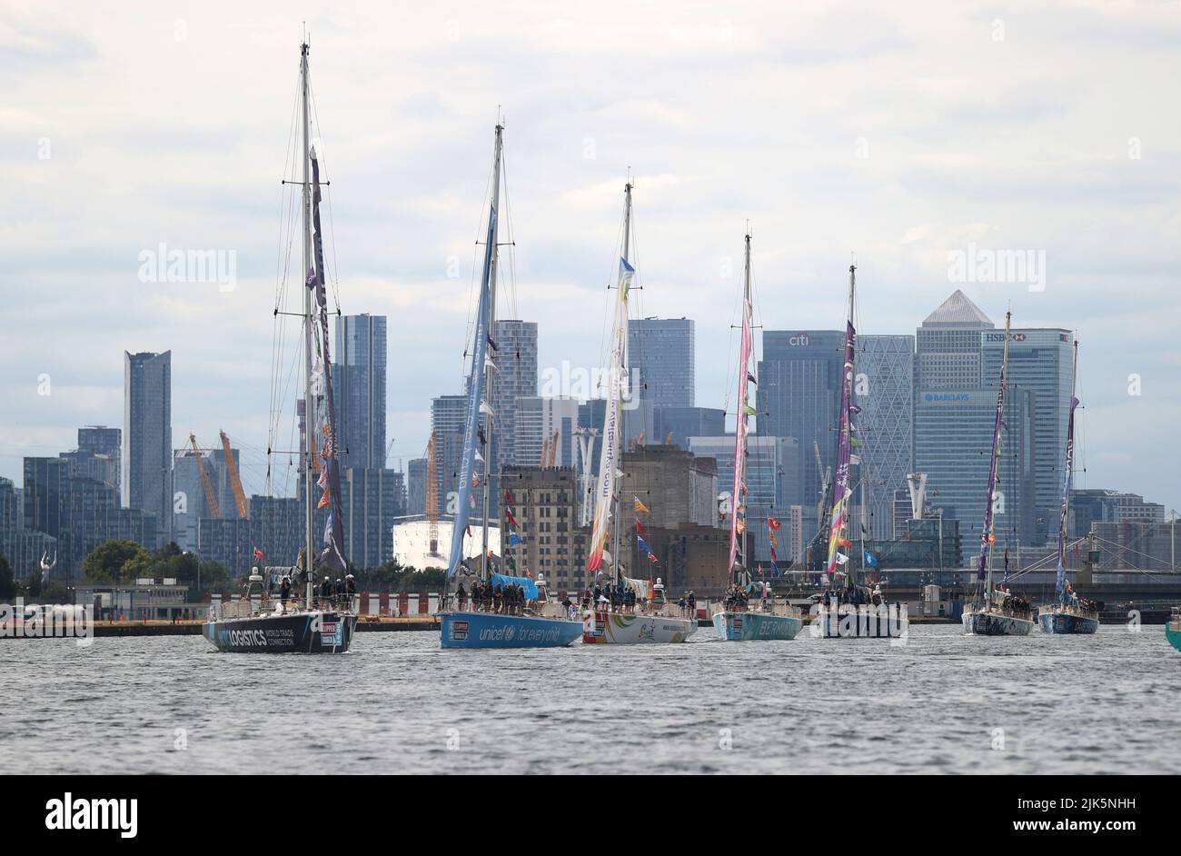 London, Großbritannien. 30.. Juli 2022. Clippers nehmen an der Parade der Segel an den Londoner Royal Docks in London, Großbritannien, am 30. Juli 2022 Teil. Qingdao führte am Samstag eine Segelparade an, nachdem er als Gesamtsieger des Saison 2019-20 Clipper Round the World Yacht Race beendet war. Sanya und Zhuhai, die anderen beiden Boote, die die chinesischen Städte repräsentieren, wurden Sechster und Neunter. Kredit: Li Ying/Xinhua/Alamy Live Nachrichten Stockfoto