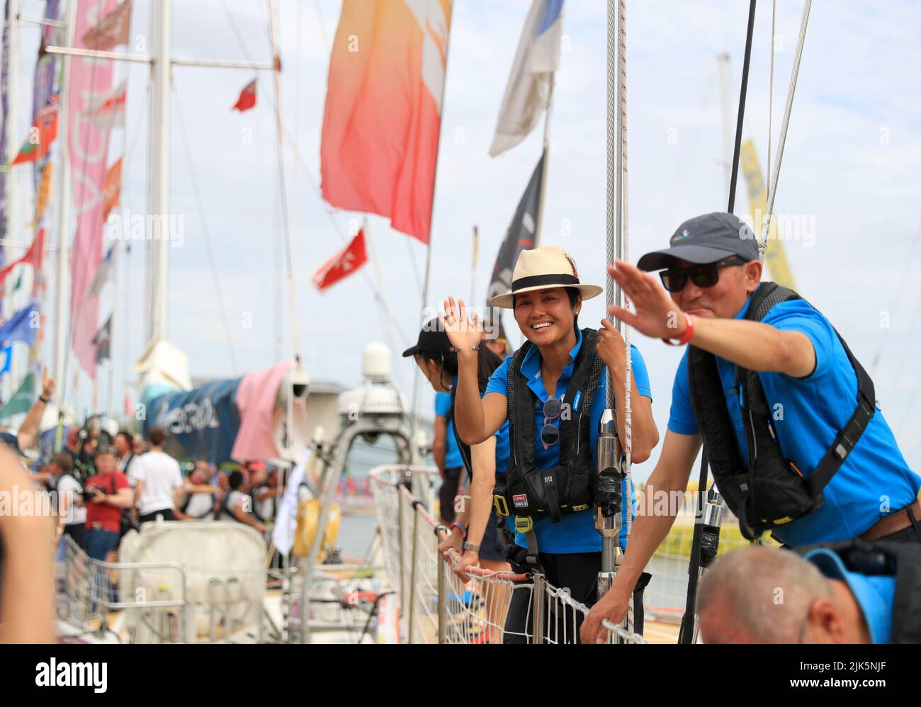 London, Großbritannien. 30.. Juli 2022. Crew-Mitglieder von Sanya winken zu Freunden an den Londoner Royal Docks in London, Großbritannien, 30. Juli 2022. Qingdao führte am Samstag eine Segelparade an, nachdem er als Gesamtsieger des Saison 2019-20 Clipper Round the World Yacht Race beendet war. Sanya und Zhuhai, die anderen beiden Boote, die die chinesischen Städte repräsentieren, wurden Sechster und Neunter. Kredit: Li Ying/Xinhua/Alamy Live Nachrichten Stockfoto