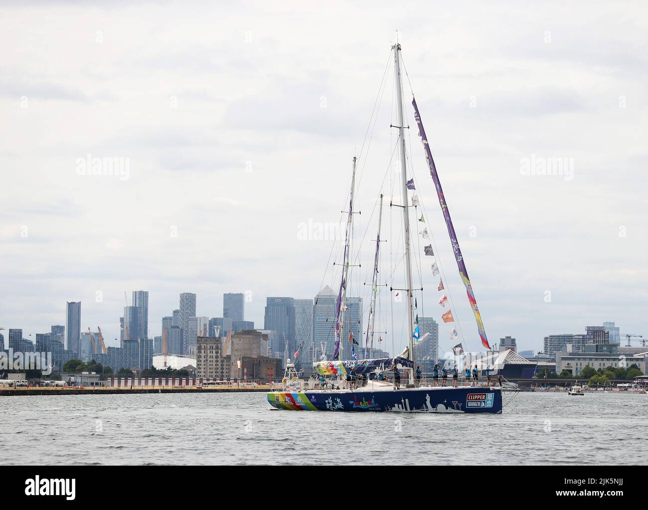 London, Großbritannien. 30.. Juli 2022. Zhuhai nimmt an der Parade der Segel an den Londoner Royal Docks in London, Großbritannien, am 30. Juli 2022 Teil. Qingdao führte am Samstag eine Segelparade an, nachdem er als Gesamtsieger des Saison 2019-20 Clipper Round the World Yacht Race beendet war. Sanya und Zhuhai, die anderen beiden Boote, die die chinesischen Städte repräsentieren, wurden Sechster und Neunter. Kredit: Li Ying/Xinhua/Alamy Live Nachrichten Stockfoto