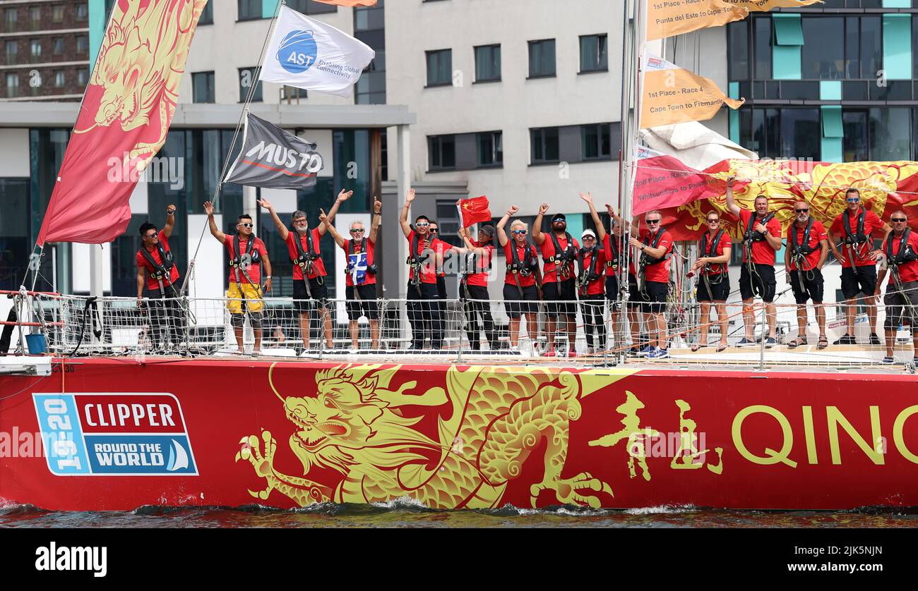 London, Großbritannien. 30.. Juli 2022. Die Besatzung von Qingdao winkt den Zuschauern während einer Segelparade an den Londoner Royal Docks in London, Großbritannien, am 30. Juli 2022 zu. Qingdao führte am Samstag eine Segelparade an, nachdem er als Gesamtsieger des Saison 2019-20 Clipper Round the World Yacht Race beendet war. Sanya und Zhuhai, die anderen beiden Boote, die die chinesischen Städte repräsentieren, wurden Sechster und Neunter. Kredit: Li Ying/Xinhua/Alamy Live Nachrichten Stockfoto
