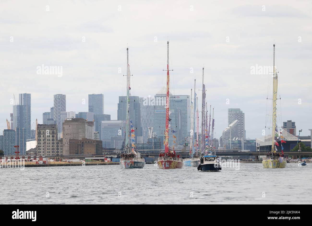 London, Großbritannien. 30.. Juli 2022. Qingdao (2. l) nimmt an der Parade der Segel an den Londoner Royal Docks in London, Großbritannien, am 30. Juli 2022 Teil. Qingdao führte am Samstag eine Segelparade an, nachdem er als Gesamtsieger des Saison 2019-20 Clipper Round the World Yacht Race beendet war. Sanya und Zhuhai, die anderen beiden Boote, die die chinesischen Städte repräsentieren, wurden Sechster und Neunter. Kredit: Li Ying/Xinhua/Alamy Live Nachrichten Stockfoto