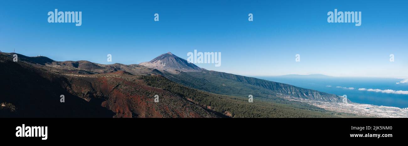 Silhouette des Vulkans del Teide und Wegweiser gegen blauen Himmel. Pico del Teide im Nationalpark El Teide. Teneriffa, Kanarische Inseln, Spanien Stockfoto