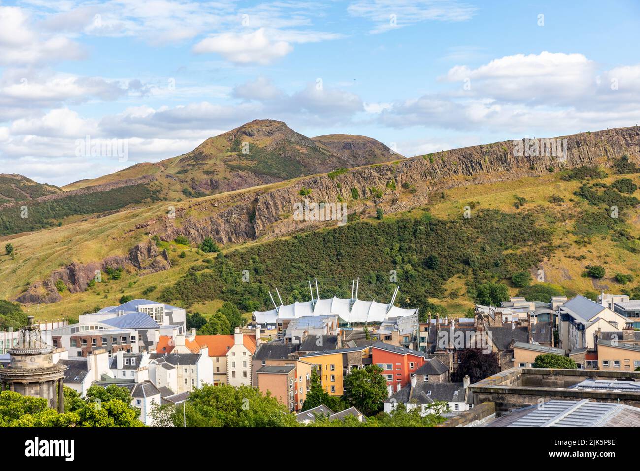 Holyrood Park, Dynamic Earth Edinburgh, Arthurs Seat und Salisbury Crags Geologie vom Calton Hill aus gesehen Edinburgh Schottland, sonniger Sommertag 2022 Stockfoto