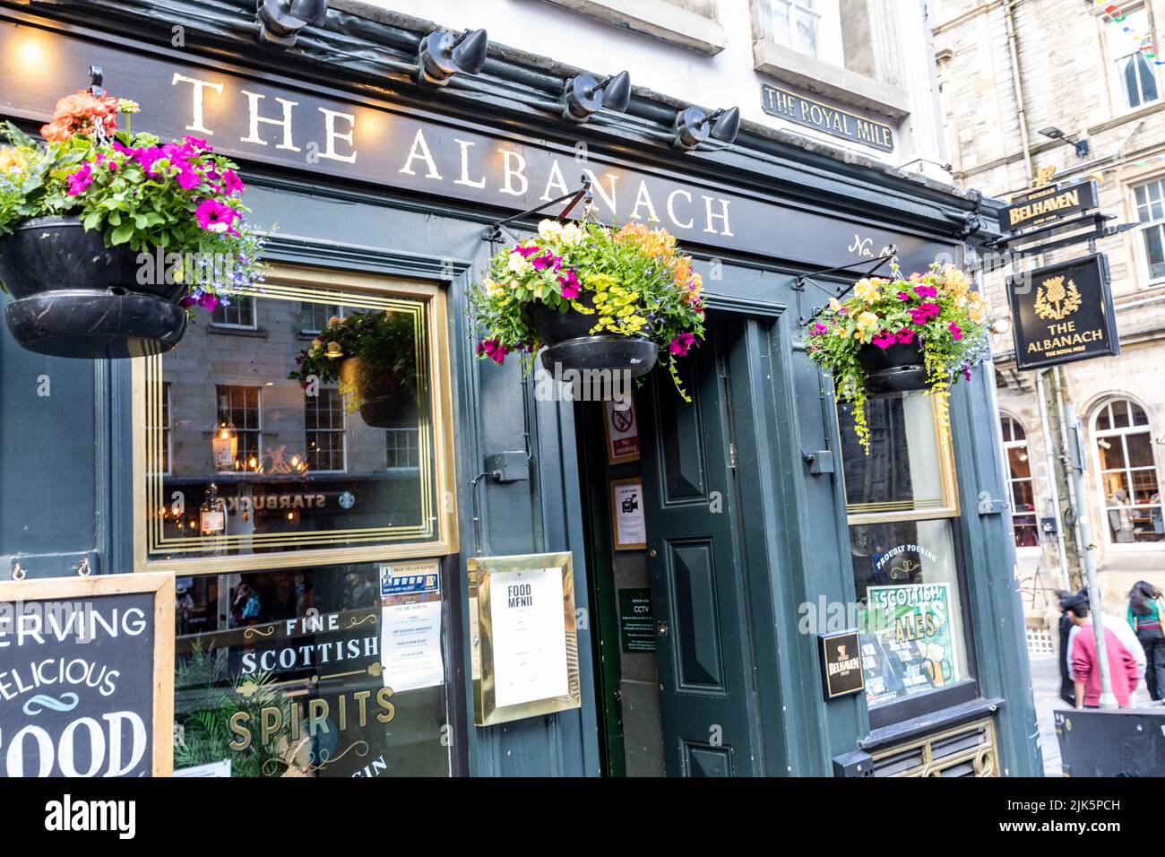 Edinburgh The Royal Mile, The Albanach Public House and Inn, außen an einem Sommertag mit hängenden Blumenkörben, Edinburgh City Centre, Schottland, UK Stockfoto