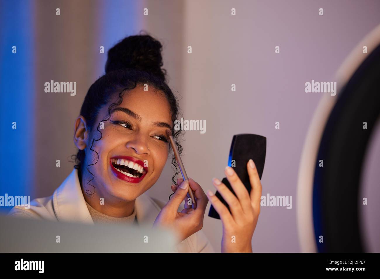 Du bist nie ganz angezogen ohne ein bisschen Make-up. Eine junge Frau, die Make-up zu Hause. Stockfoto