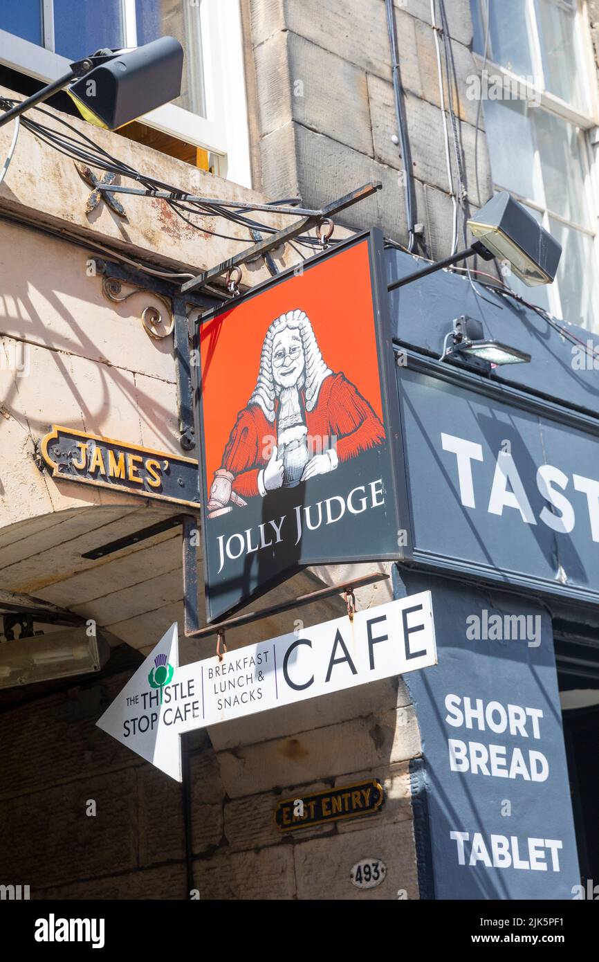 Edinburgh, die Royal Mile, Schild für Jolly Judge Public House Pub und separates Cafe Coffee Shop, Schottland, Großbritannien, Sommer 2022 Stockfoto