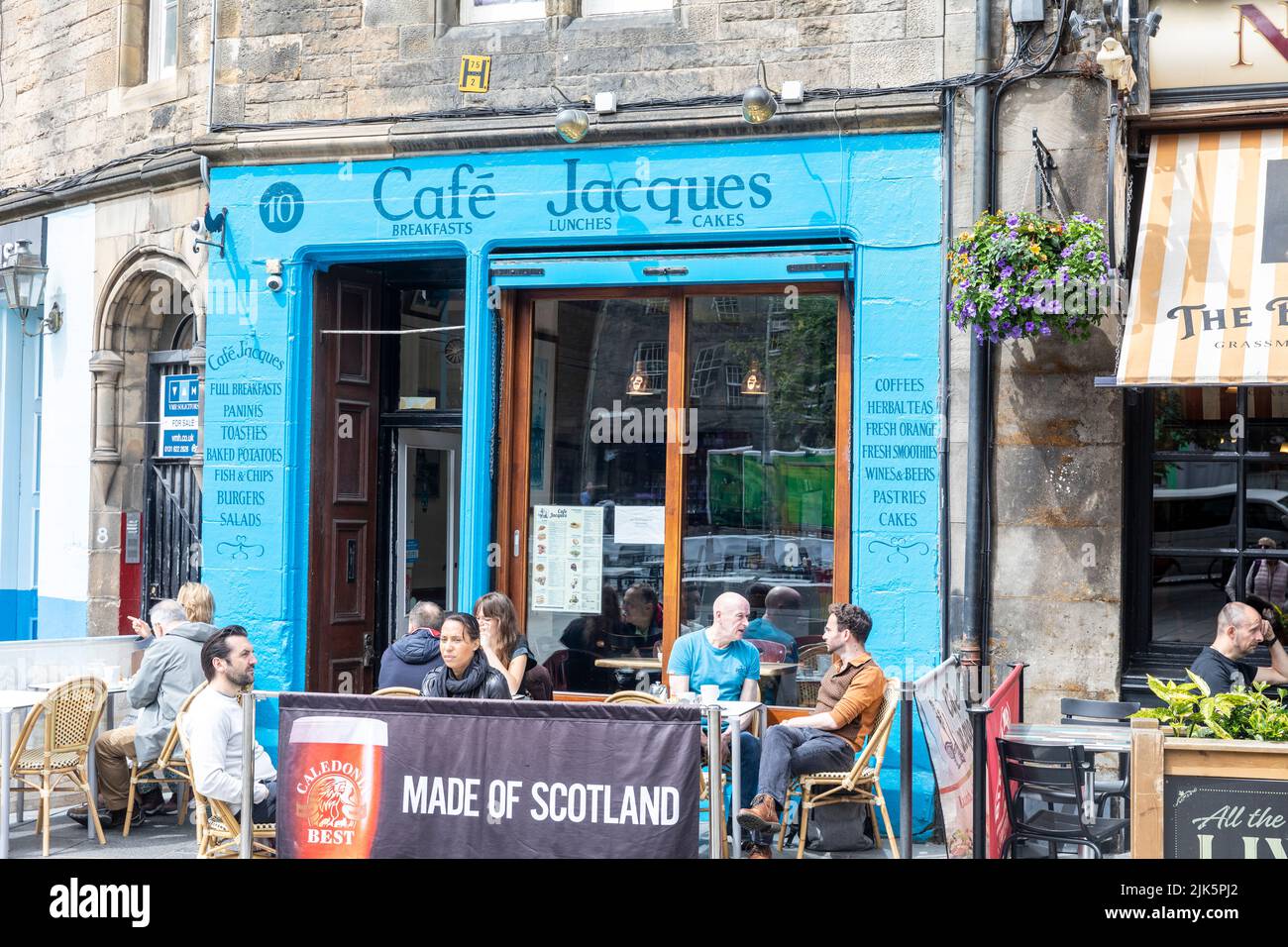 Edinburgh Grassmarket Altstadt, Cafe Jacques und Leute genießen Chat und Kaffee Essen in der Sonne, Schottland, Großbritannien, Sommer 2022 Stockfoto