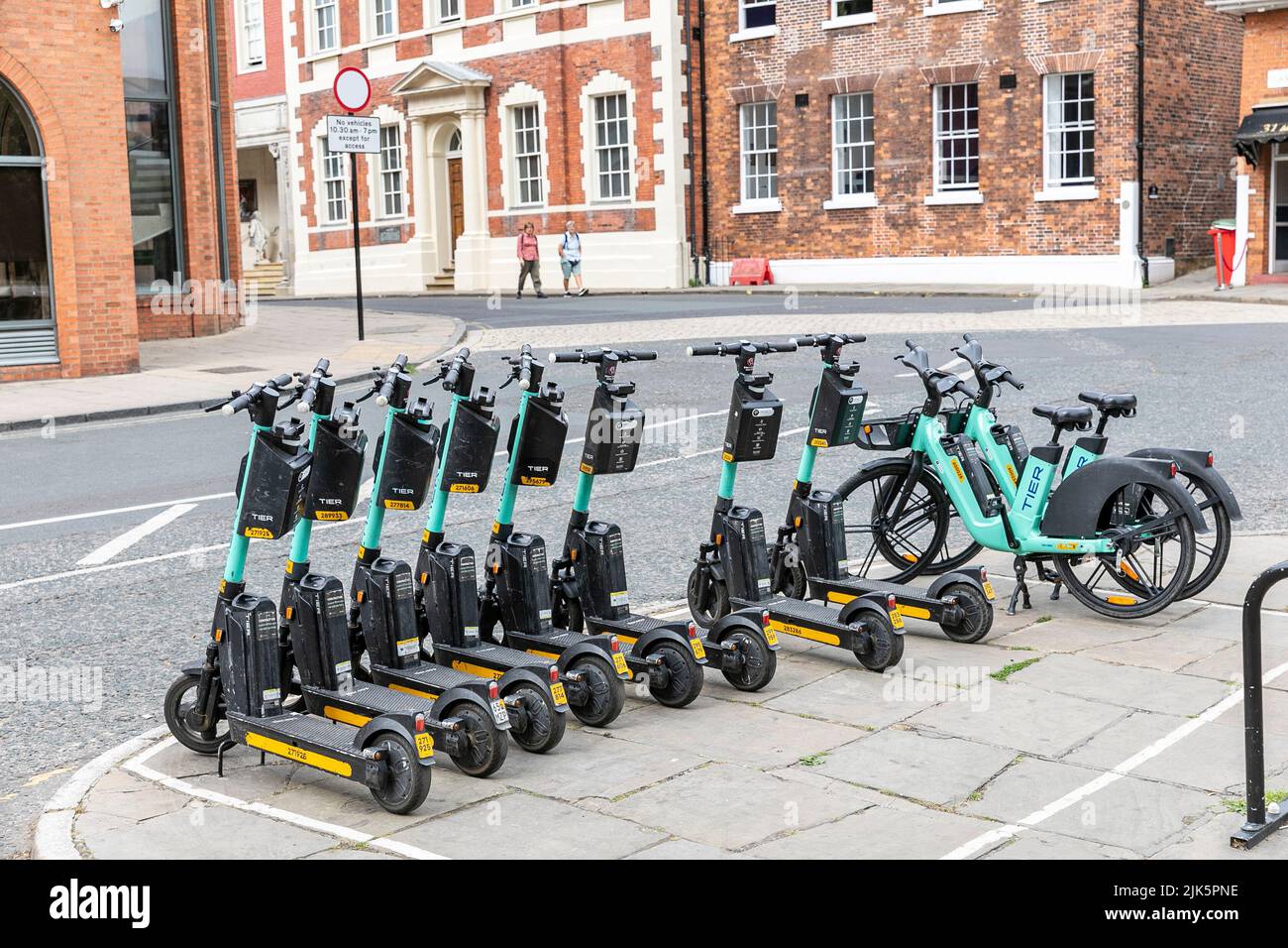 Tier E-Bikes und Elektrofahrräder und Roller zu mieten in City of York, Yorkshire, England, Sommer 2022 Stockfoto