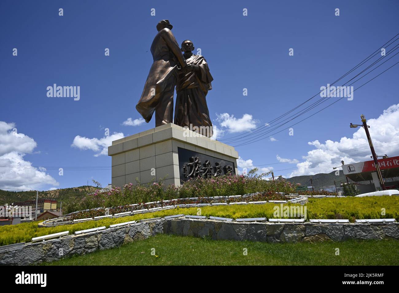 Das Denkmal in Shangri-La scheint das Treffen der lokalen Tibeter und der ankommenden neuen Siedler in der Region darzustellen Stockfoto
