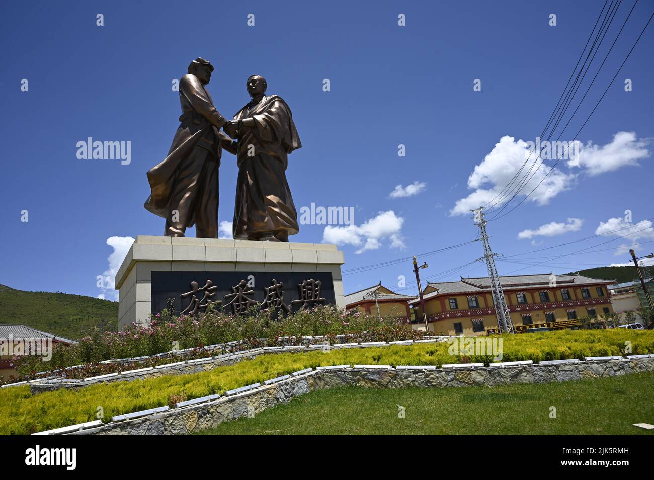 Das Denkmal in Shangri-La scheint das Treffen der lokalen Tibeter und der ankommenden neuen Siedler in der Region darzustellen Stockfoto