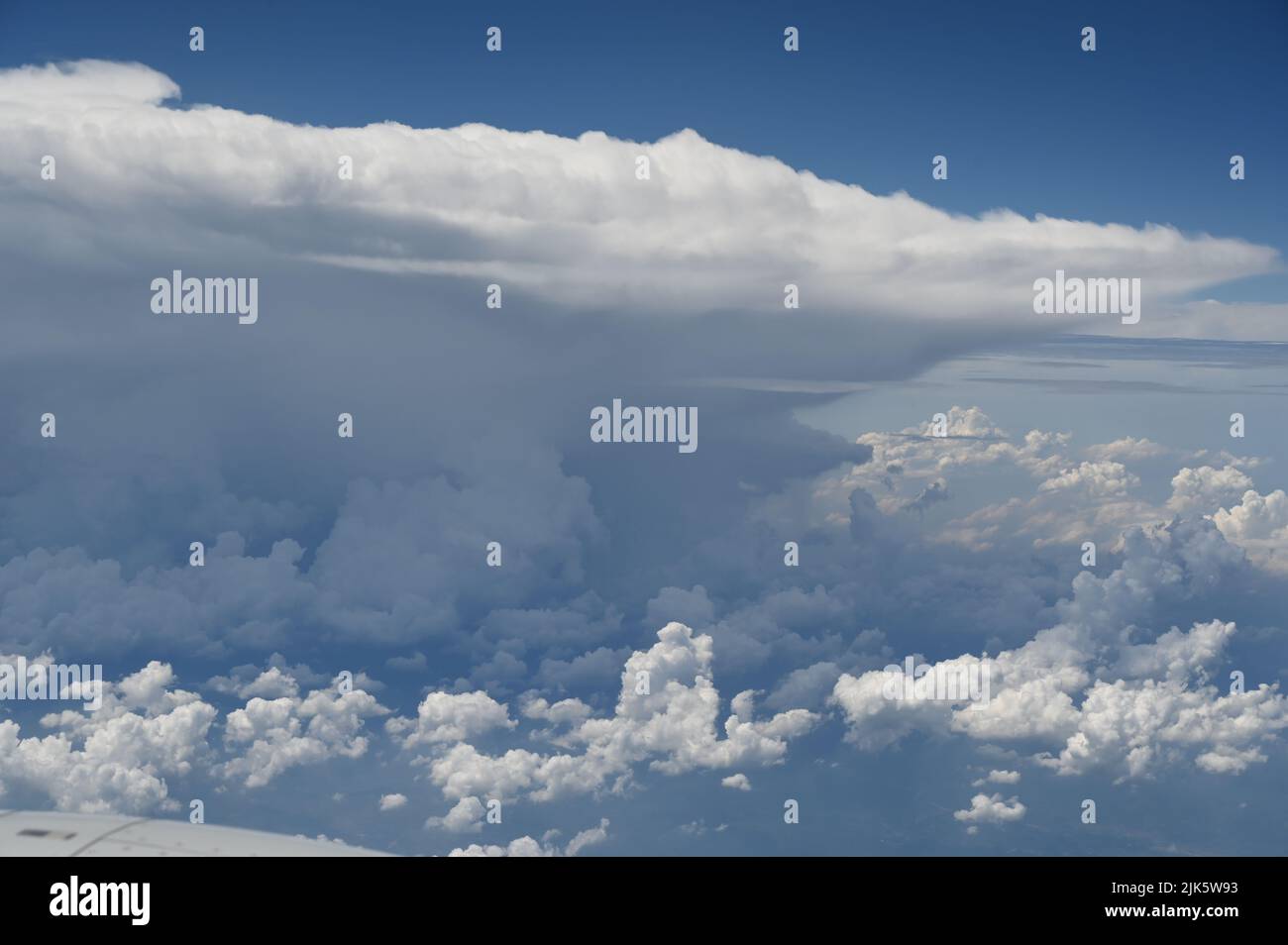 Erleben Sie die majestätischen Wolken und den endlosen Himmel Stockfoto