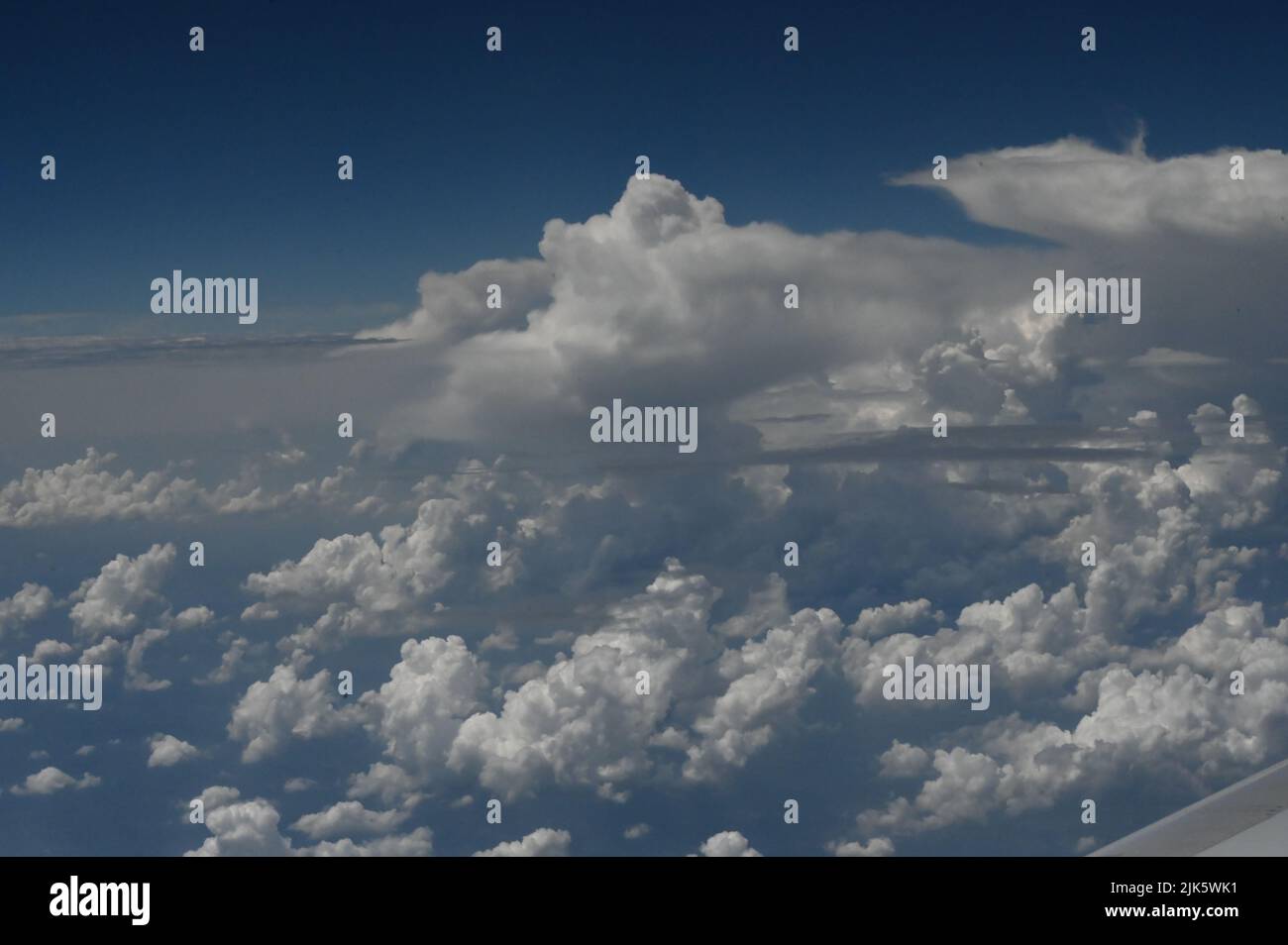 Hoch in den Himmel über den Wolken Stockfoto