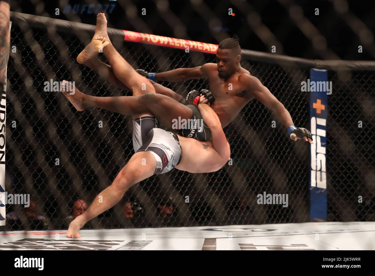 DALLAS, TX - 30. JULI: (L-R) Orion Cosce nimmt Mike Diamond bei ihrem Weltweight-Kampf während der UFC 277-Veranstaltung im American Airlines Center am 30. Juli 2022 in Dallas, Texas, USA, in den Kampf auf. (Foto von Alejandro Salazar/PxImages) Credit: Px Images/Alamy Live News Stockfoto