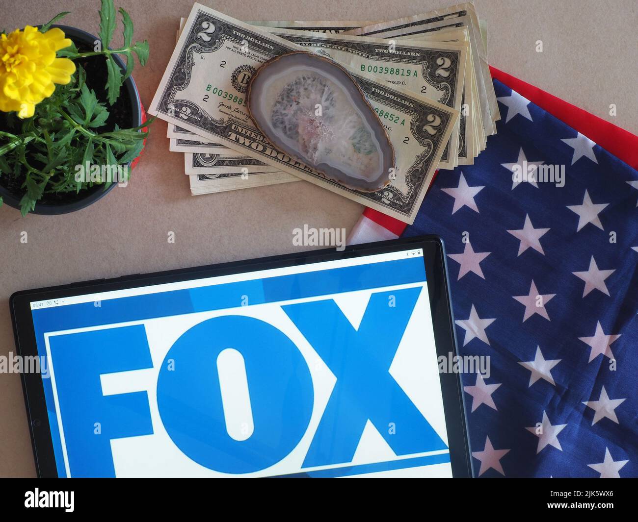 In dieser Abbildung sehen Sie das Logo der Fox Broadcasting Company (Fox), das auf einem Tablet zu sehen ist Stockfoto