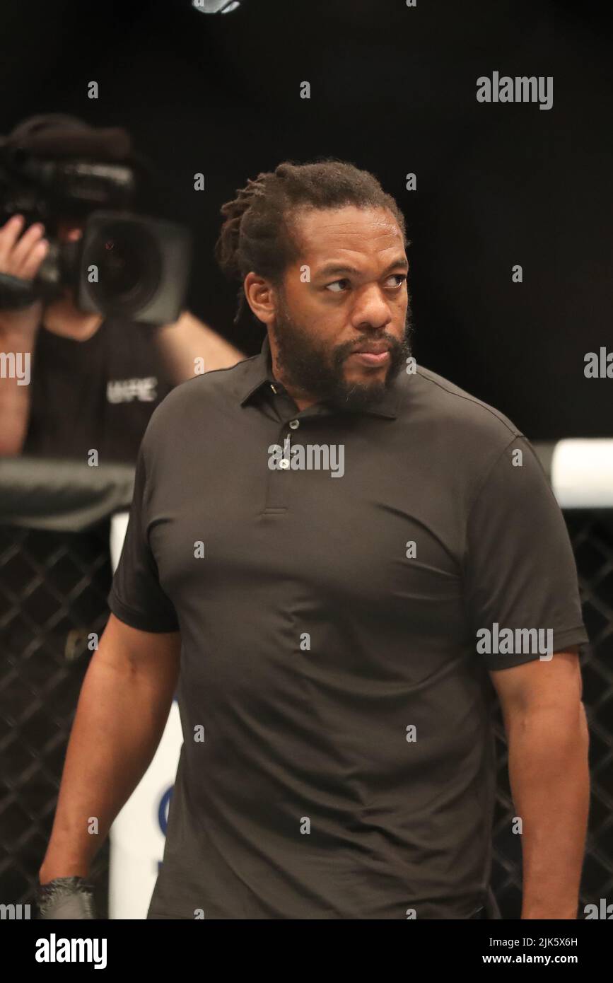 Dallas, Texas, Dallas, TX, USA. 30.. Juli 2022. DALLAS, TX - 30. JULI: Refferee Herb Dean während der UFC 277 Veranstaltung im American Airlines Center am 30. Juli 2022 in Dallas, Texas, USA. (Bild: © Alejandro Salazar/PX Imagens via ZUMA Press Wire) Stockfoto