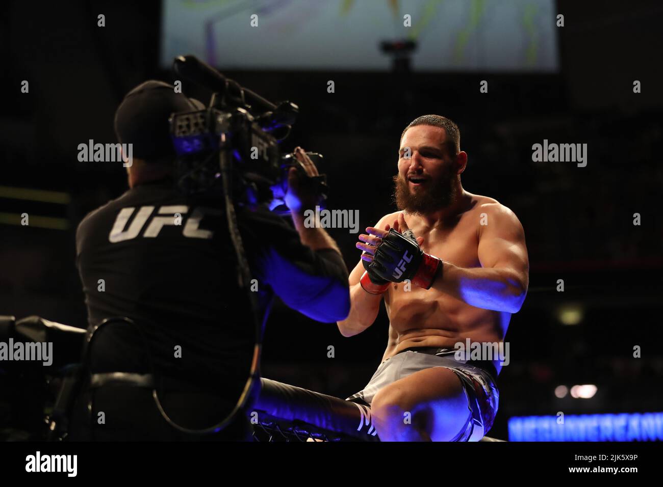 DALLAS, TX - 30. JULI: Nicolae Negumereanu feiert seinen Sieg über Ihor Potieria in ihrem leichten Schwergewicht-Kampf während der UFC 277-Veranstaltung im American Airlines Center am 30. Juli 2022 in Dallas, Texas, USA. (Foto von Alejandro Salazar/PxImages) Credit: Px Images/Alamy Live News Stockfoto