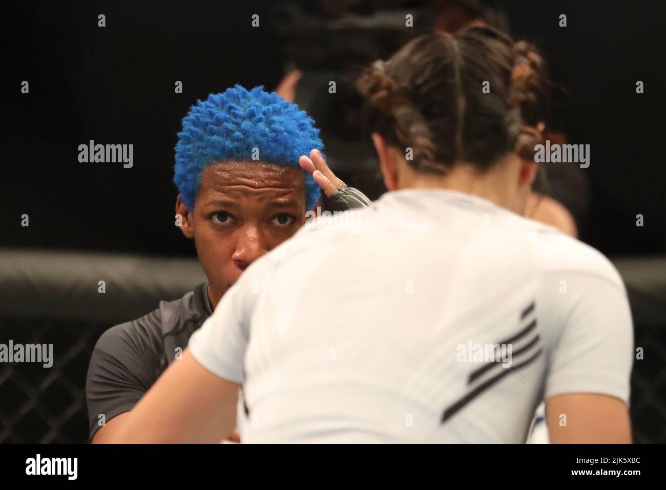 DALLAS, TX - 30. JULI: (L-R) Joselyne Edwards kämpft gegen Ji Yeon Kim in ihrem Bantamweight-Kampf für Frauen während des UFC 277-Events im American Airlines Center am 30. Juli 2022 in Dallas, Texas, USA. (Foto von Alejandro Salazar/PxImages) Credit: Px Images/Alamy Live News Stockfoto