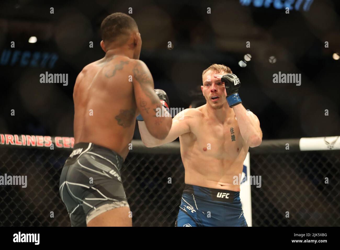 DALLAS, TX - JULI 30: (R-L) Adam Fugitt kämpft gegen Michael Morales in ihrem Weltgewichtkampf während des UFC 277 Events im American Airlines Center am 30. Juli 2022 in Dallas, Texas, USA. (Foto von Alejandro Salazar/PxImages) Credit: Px Images/Alamy Live News Stockfoto