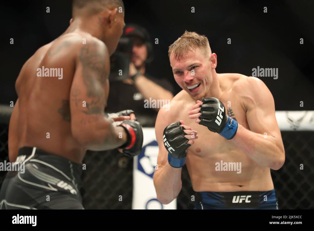 DALLAS, TX - JULI 30: (R-L) Adam Fugitt kämpft gegen Michael Morales in ihrem Weltgewichtkampf während des UFC 277 Events im American Airlines Center am 30. Juli 2022 in Dallas, Texas, USA. (Foto von Alejandro Salazar/PxImages) Credit: Px Images/Alamy Live News Stockfoto