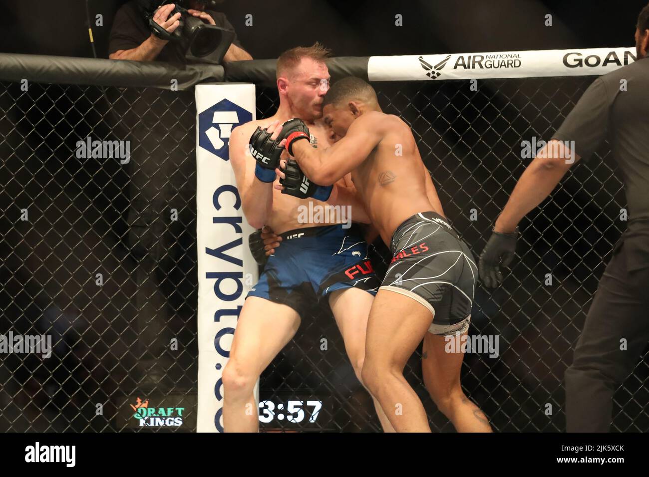 DALLAS, TX - 30. JULI: (R-L) Michael Morales schlägt Adam Fugitt bei ihrem Weltgewichtssieg-Kampf während der UFC 277-Veranstaltung im American Airlines Center am 30. Juli 2022 in Dallas, Texas, USA. (Foto von Alejandro Salazar/PxImages) Credit: Px Images/Alamy Live News Stockfoto