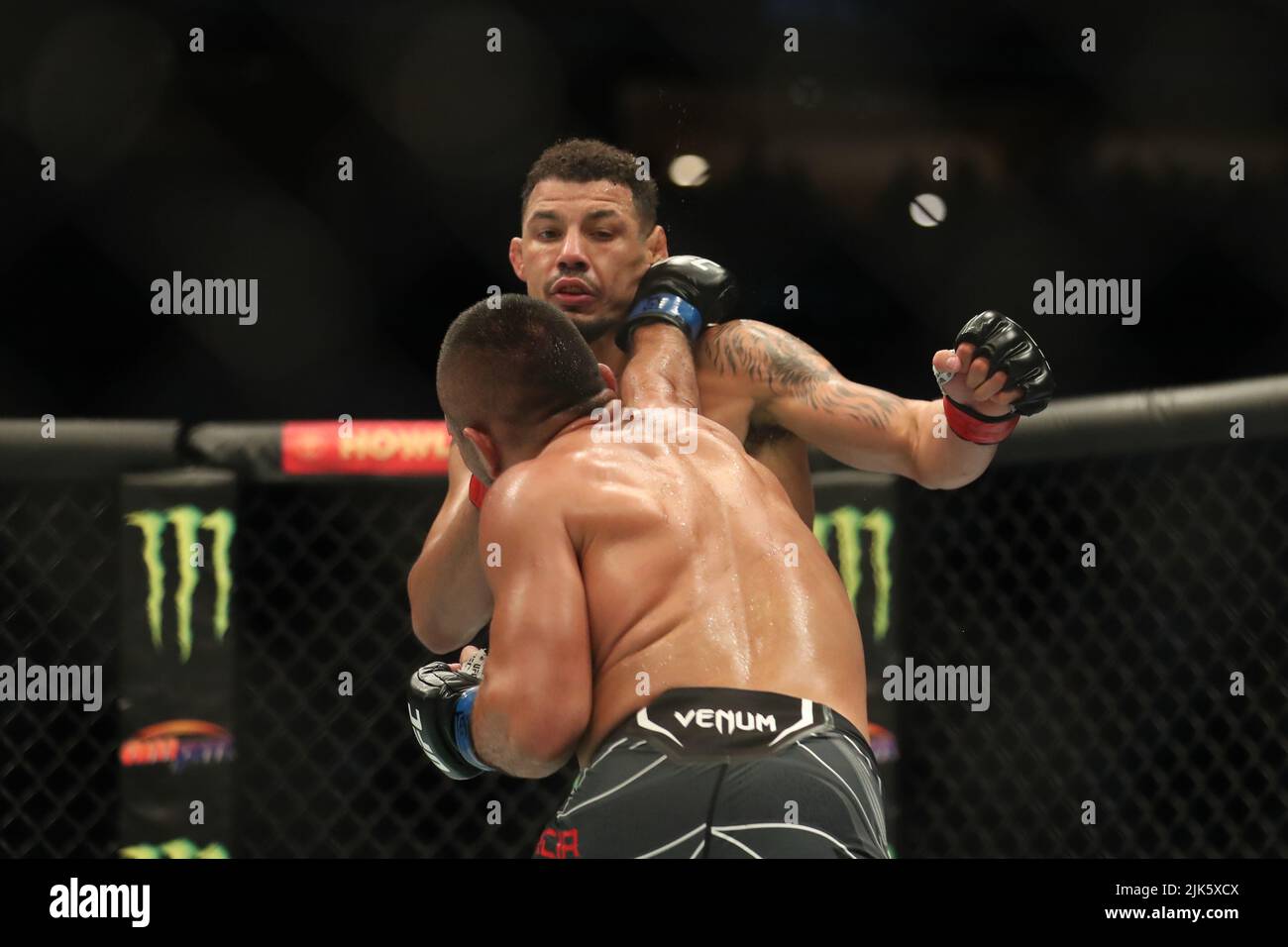 DALLAS, TX - 30. JULI: (L-R) Rafa Garcia schlägt Drakkar Klose während der UFC 277-Veranstaltung im American Airlines Center am 30. Juli 2022 in Dallas, Texas, USA, in ihrem Leichtbau-Kampf. (Foto von Alejandro Salazar/PxImages) Credit: Px Images/Alamy Live News Stockfoto