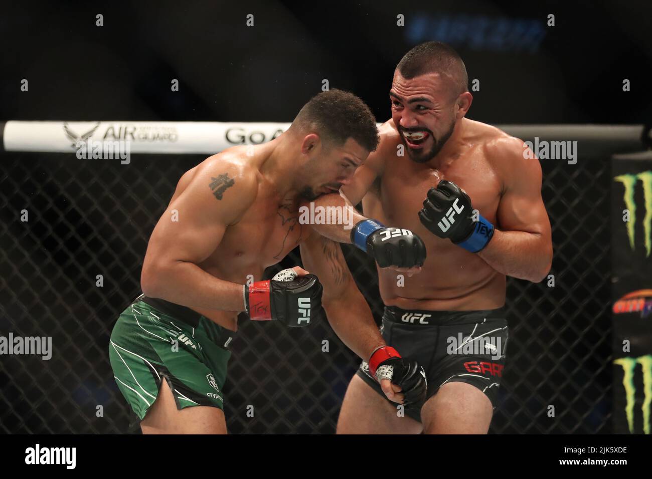 DALLAS, TX - 30. JULI: (R-L) Rafa Garcia schlägt Drakkar Klose während der UFC 277-Veranstaltung im American Airlines Center am 30. Juli 2022 in Dallas, Texas, USA, in ihrem Leichtbau-Kampf. (Foto von Alejandro Salazar/PxImages) Credit: Px Images/Alamy Live News Stockfoto