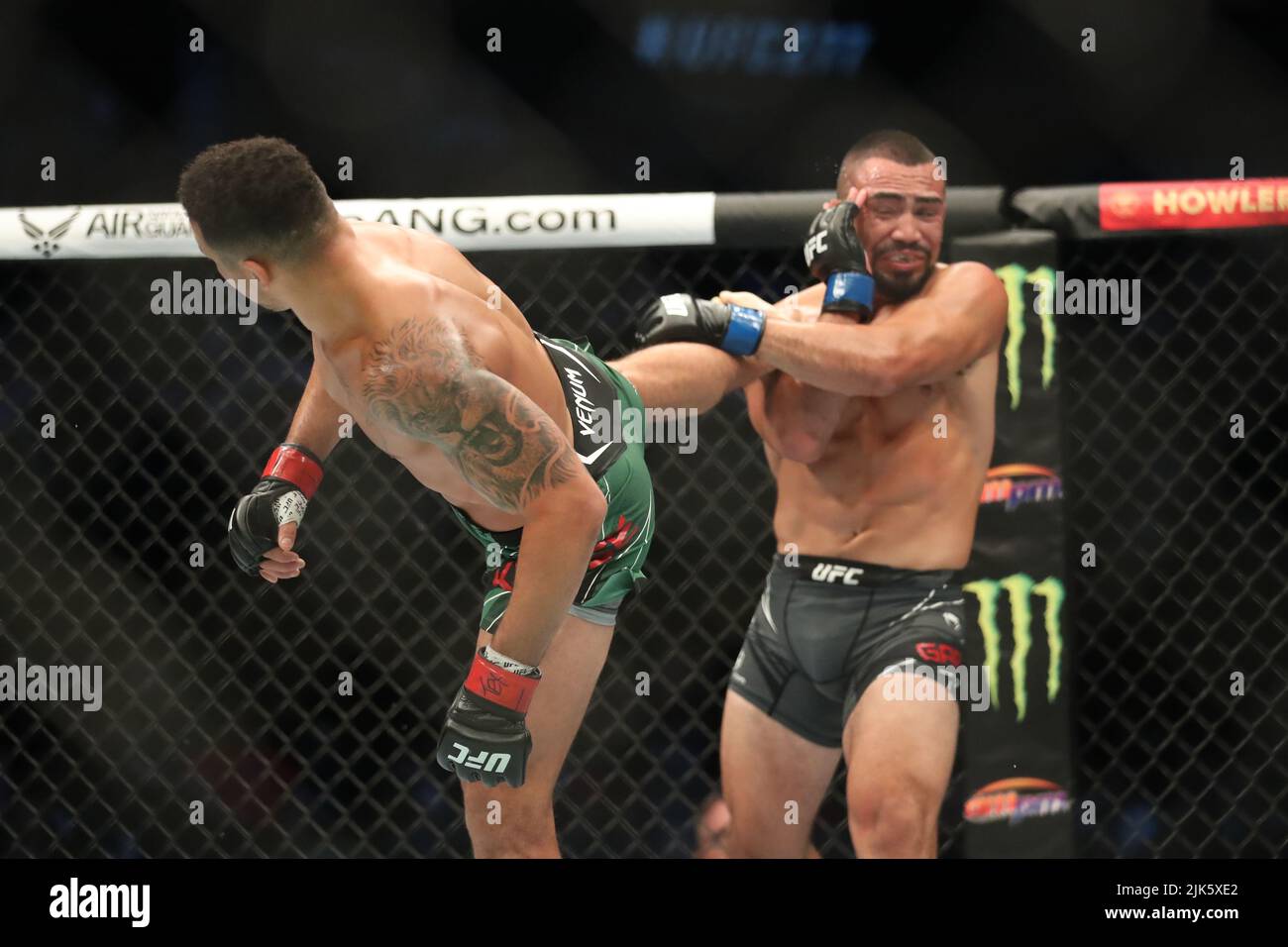 DALLAS, TX - 30. JULI: (L-R) Drakkar Klose tritt Rafa Garcia in ihren Leichtbau-Kampf während der UFC 277 Veranstaltung im American Airlines Center am 30. Juli 2022 in Dallas, Texas, USA. (Foto von Alejandro Salazar/PxImages) Credit: Px Images/Alamy Live News Stockfoto