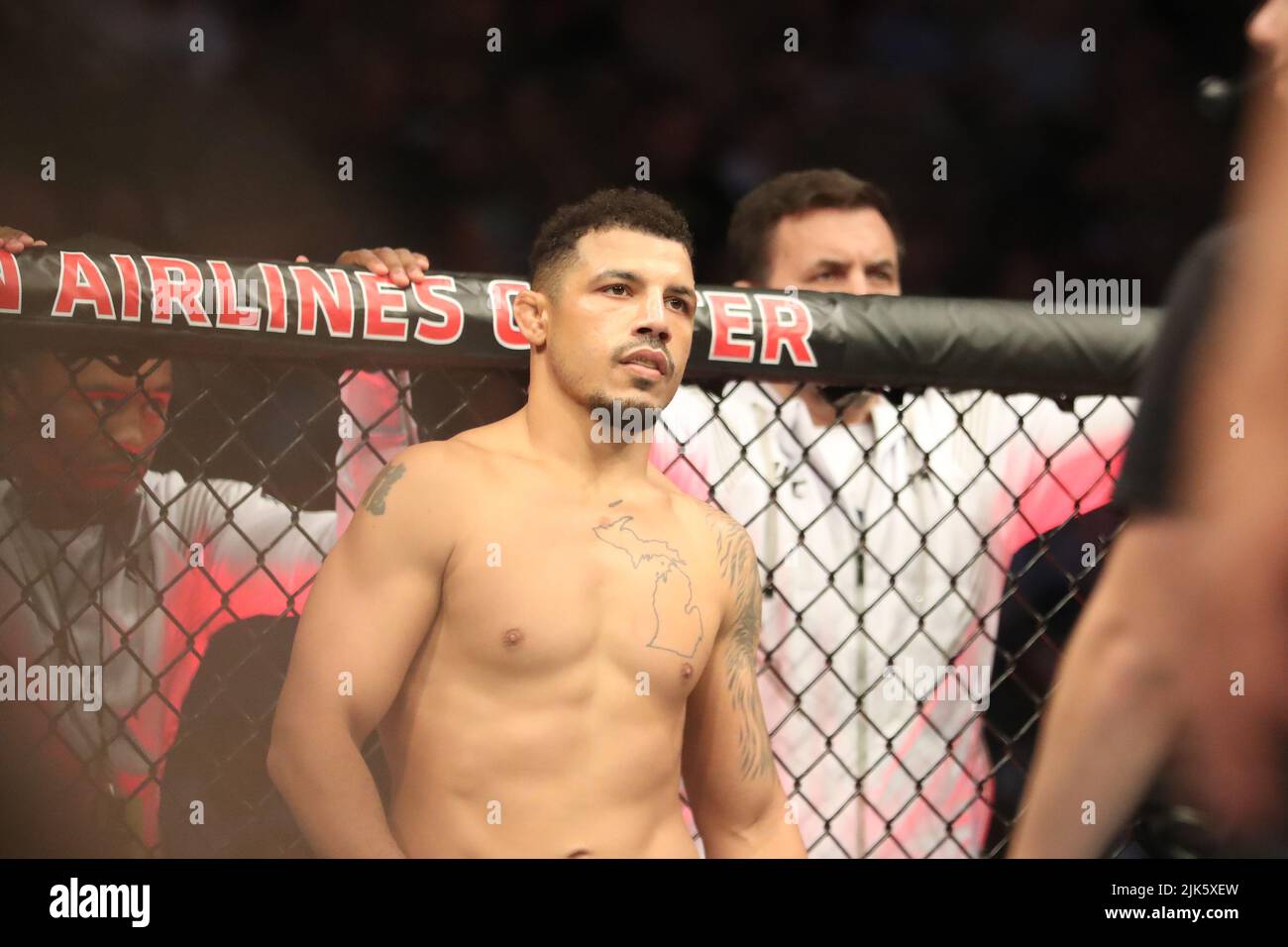 DALLAS, TX - 30. JULI: Drakkar Klose bereitet sich auf den Kampf gegen Rafa Garcia in ihrem Leichtbau-Kampf während des UFC 277-Events im American Airlines Center am 30. Juli 2022 in Dallas, Texas, USA, vor. (Foto von Alejandro Salazar/PxImages) Credit: Px Images/Alamy Live News Stockfoto