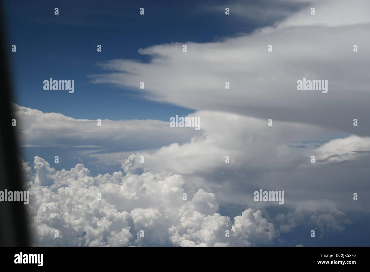 Hoch in den Himmel über den Wolken Stockfoto