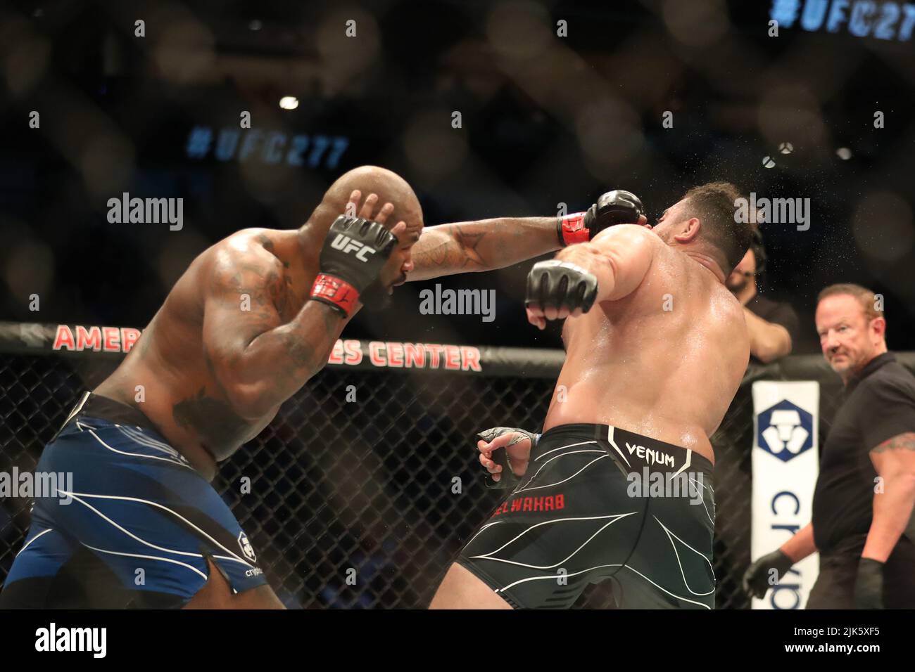 DALLAS, TX - 30. JULI: (L-R) Don'TS Mayes schlägt Hamdy Abdelwahab während der UFC 277-Veranstaltung am 30. Juli 2022 im American Airlines Center in Dallas, Texas, USA, in ihrem Schwergewichtskampf. (Foto von Alejandro Salazar/PxImages) Credit: Px Images/Alamy Live News Stockfoto