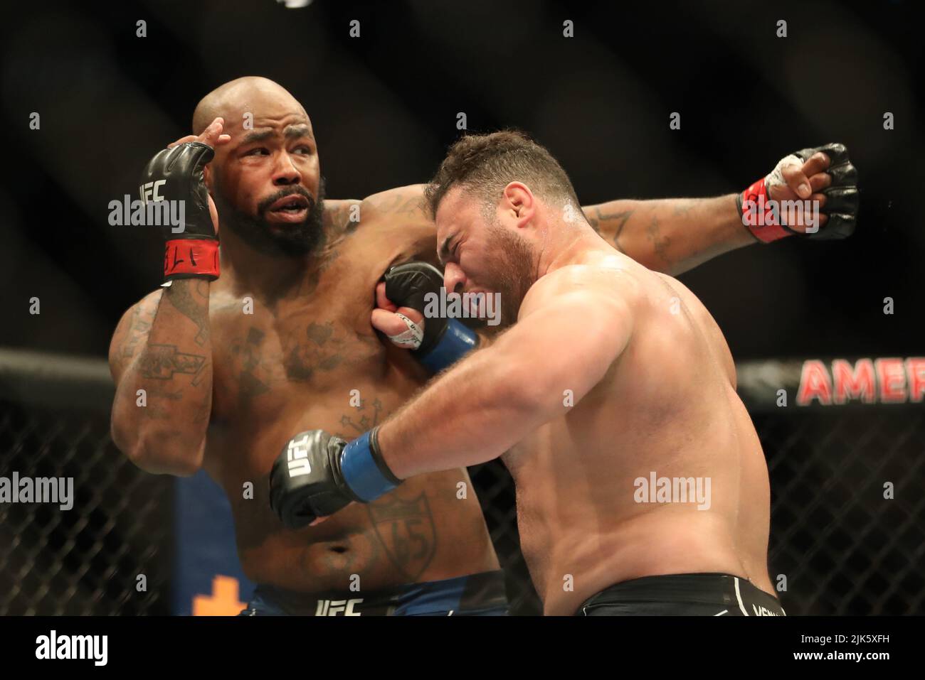 DALLAS, TX - 30. JULI: (R-L) Hamdy Abdelwahab schlägt Don'TS in ihrem Schwergewicht während der UFC 277 Veranstaltung im American Airlines Center am 30. Juli 2022 in Dallas, Texas, USA. (Foto von Alejandro Salazar/PxImages) Credit: Px Images/Alamy Live News Stockfoto