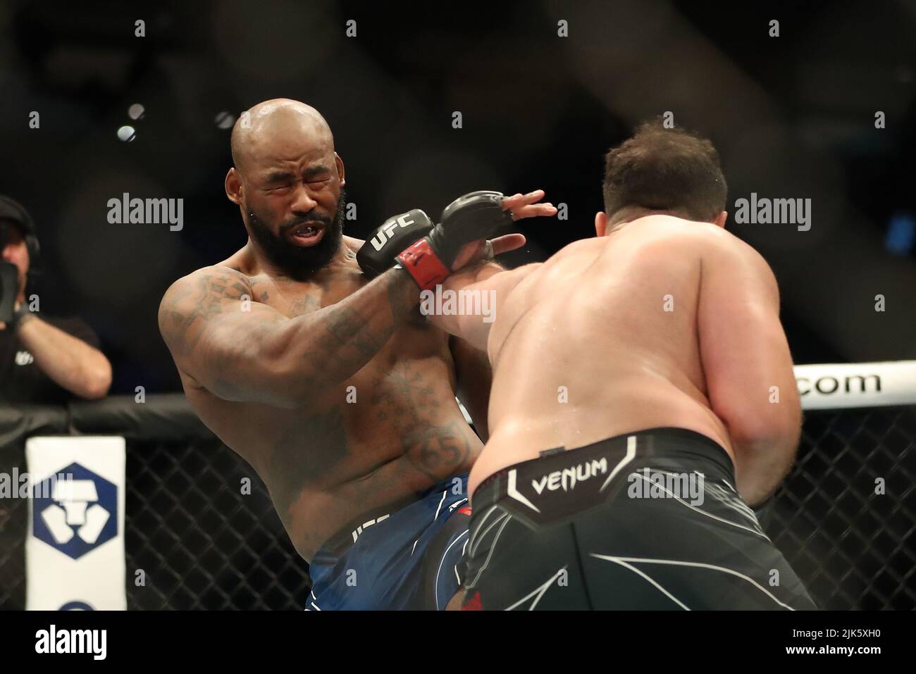 DALLAS, TX - 30. JULI: (R-L) Hamdy Abdelwahab schlägt Don'TS in ihrem Schwergewicht während der UFC 277 Veranstaltung im American Airlines Center am 30. Juli 2022 in Dallas, Texas, USA. (Foto von Alejandro Salazar/PxImages) Credit: Px Images/Alamy Live News Stockfoto