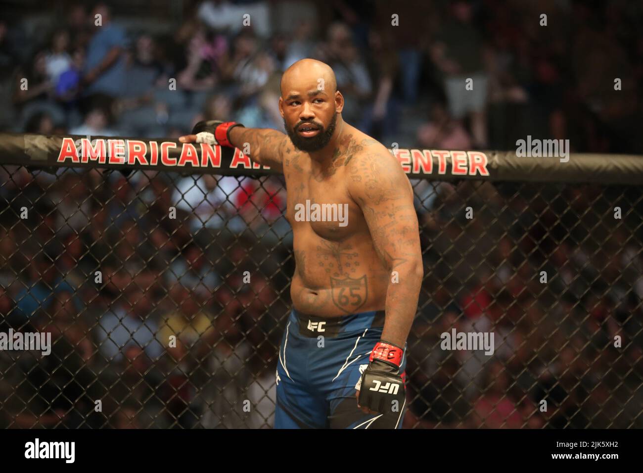 DALLAS, TX - 30. JULI: Don'Tale Mayes bereitet sich auf den Kampf gegen Hamdy Abdelwahab in ihrem Schwergewichtkampf während der UFC 277 Veranstaltung im American Airlines Center am 30. Juli 2022 in Dallas, Texas, USA, vor. (Foto von Alejandro Salazar/PxImages) Credit: Px Images/Alamy Live News Stockfoto