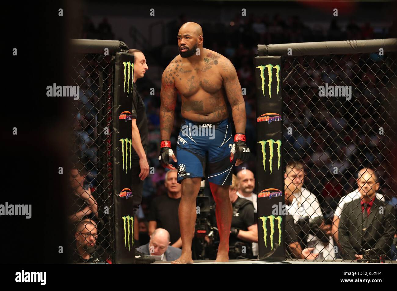 DALLAS, TX - 30. JULI: Don'Tale Mayes bereitet sich auf den Kampf gegen Hamdy Abdelwahab in ihrem Schwergewichtkampf während der UFC 277 Veranstaltung im American Airlines Center am 30. Juli 2022 in Dallas, Texas, USA, vor. (Foto von Alejandro Salazar/PxImages) Credit: Px Images/Alamy Live News Stockfoto