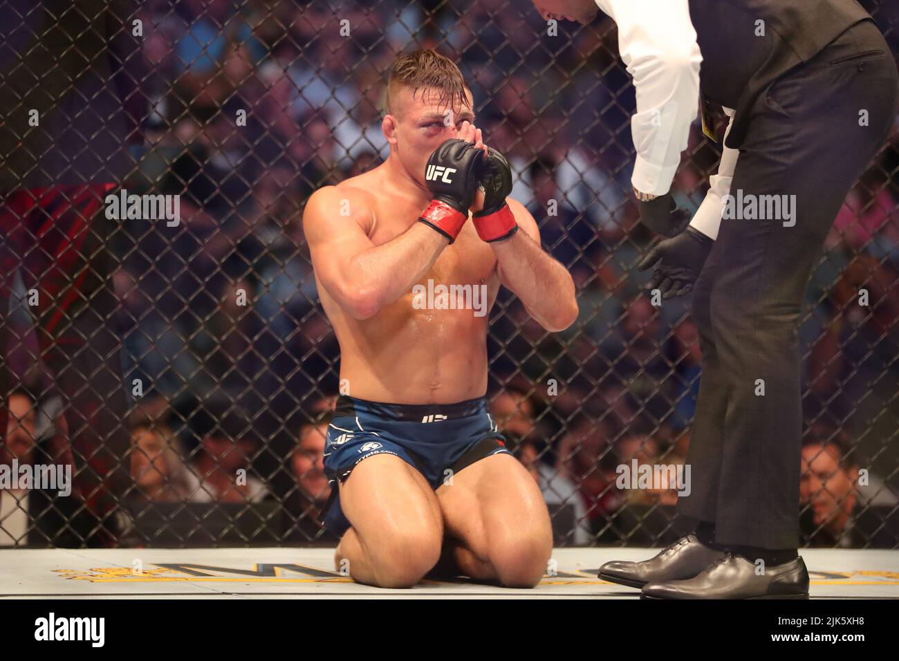 DALLAS, TX - 30. JULI: Drew Dober feiert seinen Sieg über Rafael Alves in ihrem Leichtgewicht während der UFC 277 Veranstaltung im American Airlines Center am 30. Juli 2022 in Dallas, Texas, USA. (Foto von Alejandro Salazar/PxImages) Credit: Px Images/Alamy Live News Stockfoto