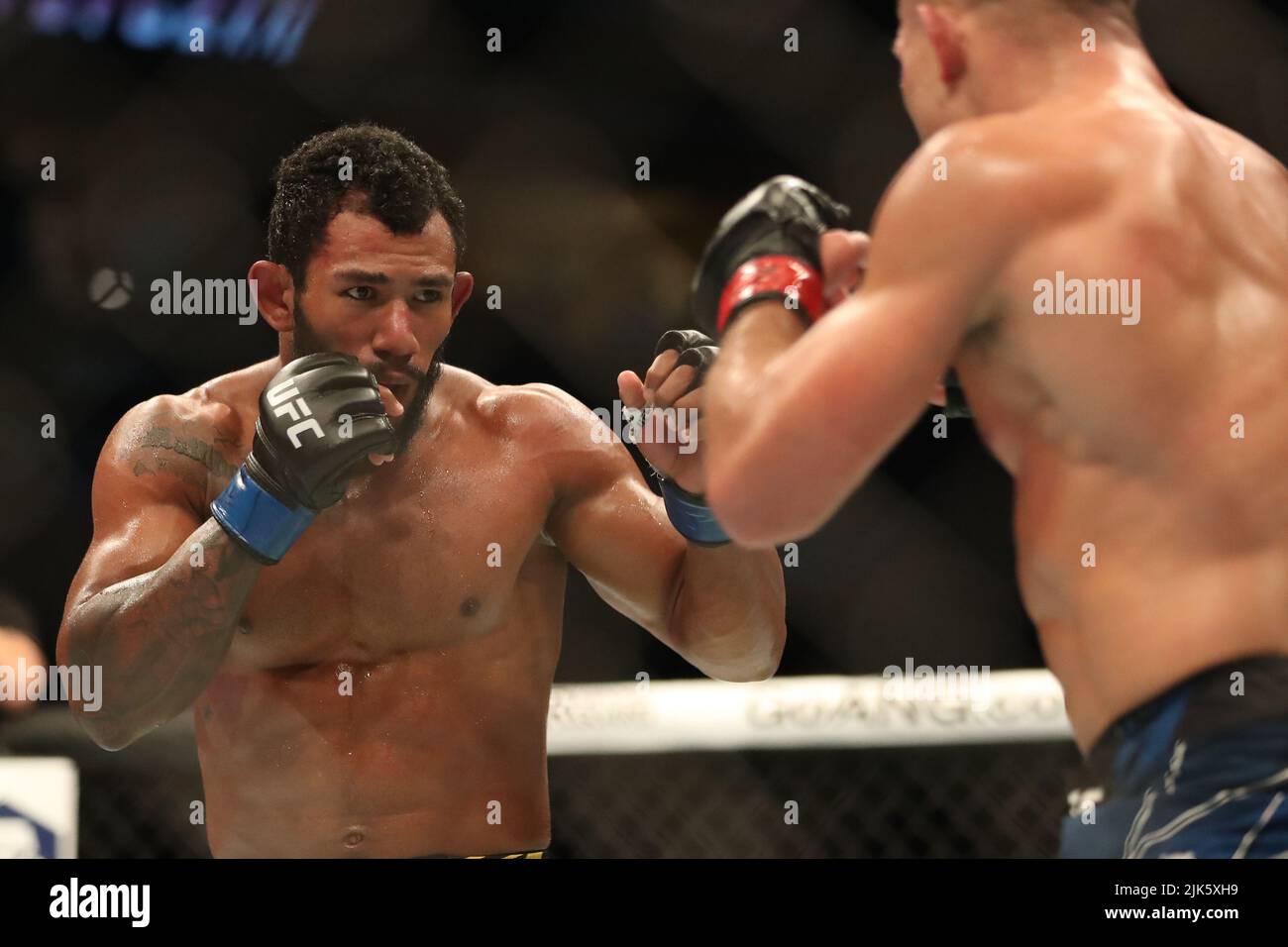 DALLAS, TX - 30. JULI: (L-R) Rafael Alves kämpft gegen Dober in ihrem Leichtgewicht während des UFC 277-Events im American Airlines Center am 30. Juli 2022 in Dallas, Texas, USA. (Foto von Alejandro Salazar/PxImages) Credit: Px Images/Alamy Live News Stockfoto
