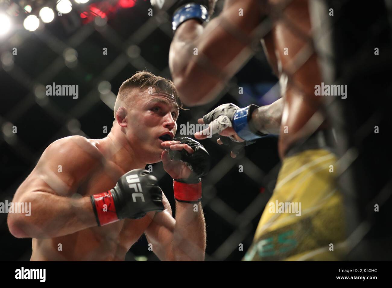 DALLAS, TX - 30. JULI: (L-R) Drew Dober kämpft gegen Rafael Alves in ihrem Leichtbau-Kampf während des UFC 277-Events im American Airlines Center am 30. Juli 2022 in Dallas, Texas, USA. (Foto von Alejandro Salazar/PxImages) Credit: Px Images/Alamy Live News Stockfoto