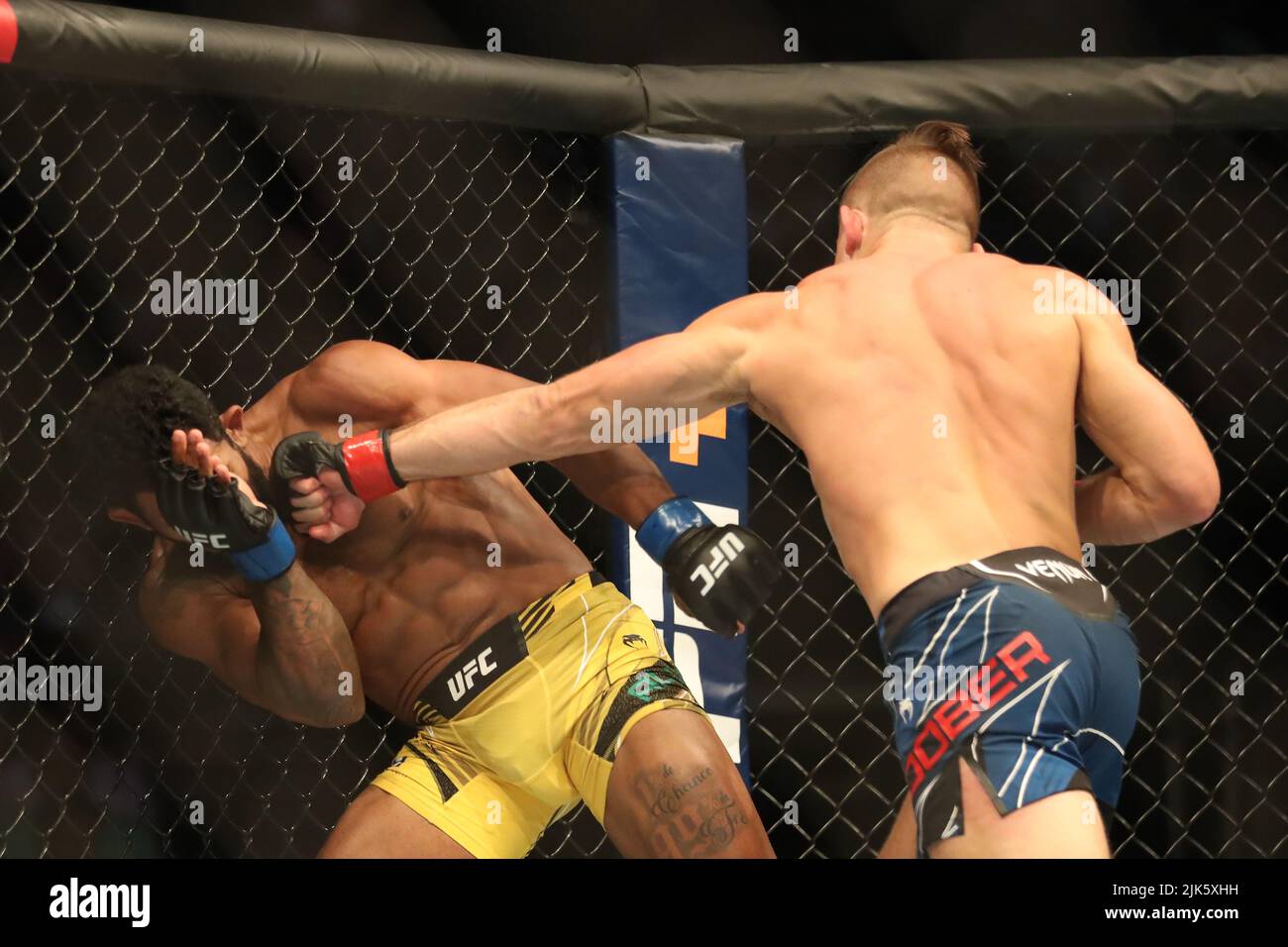 DALLAS, TX - 30. JULI: (R-L) Drew Dober schlägt Rafael Alves in ihrem Leichtbau-Kampf während der UFC 277-Veranstaltung im American Airlines Center am 30. Juli 2022 in Dallas, Texas, USA. (Foto von Alejandro Salazar/PxImages) Credit: Px Images/Alamy Live News Stockfoto