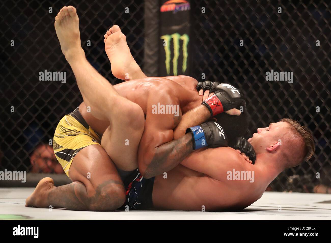 DALLAS, TX - 30. JULI: (R-L) Drew Dober kontrolliert den Leichnam von Rafael Alves in ihrem Leichtbau-Kampf während des UFC 277-Events im American Airlines Center am 30. Juli 2022 in Dallas, Texas, USA. (Foto von Alejandro Salazar/PxImages) Credit: Px Images/Alamy Live News Stockfoto