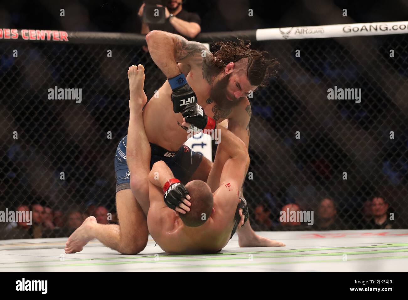 DALLAS, TX - 30. JULI: Matthew Semelsberger (oben) schlägt Alex Morono (unten) bei ihrem Weltweight-Kampf während der UFC 277-Veranstaltung im American Airlines Center am 30. Juli 2022 in Dallas, Texas, USA. (Foto von Alejandro Salazar/PxImages) Credit: Px Images/Alamy Live News Stockfoto