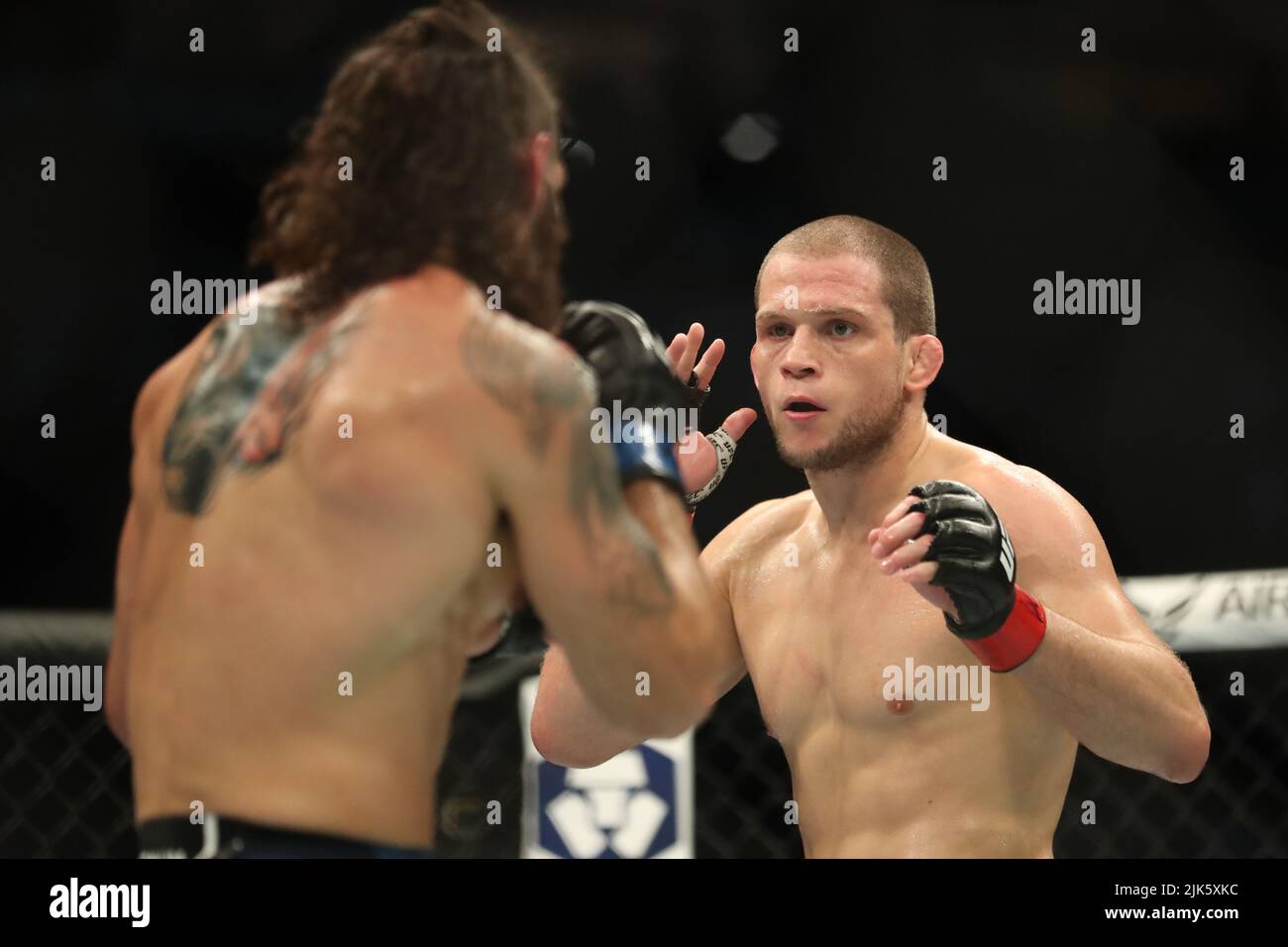 DALLAS, TX - 30. JULI: (L-R) Matthew Semelsberger kämpft am 30. Juli 2022 im American Airlines Center in Dallas, Texas, USA, gegen Alex Morono in ihrem Weltgewichtskampf während des UFC 277-Events. (Foto von Alejandro Salazar/PxImages) Credit: Px Images/Alamy Live News Stockfoto