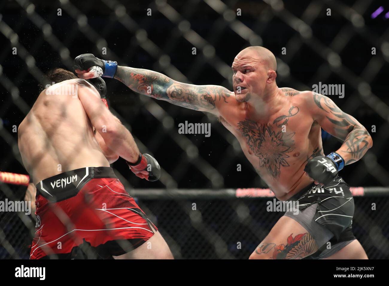 DALLAS, TX - 30. JULI: (R-L) Anthony Smith schlägt Magomed Ankalaev während der UFC 277-Veranstaltung im American Airlines Center am 30. Juli 2022 in Dallas, Texas, USA, in ihrem Kampf gegen Schwergewichte. (Foto von Alejandro Salazar/PxImages) Credit: Px Images/Alamy Live News Stockfoto