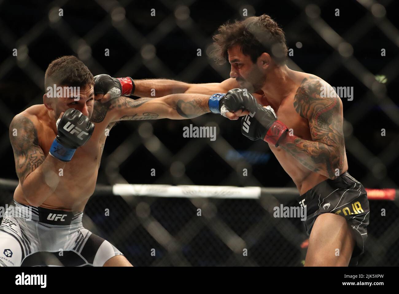 DALLAS, TX - 30. JULI: (R-L) Alexandre Pantoja schlägt Alex Perez während des UFC 277-Events im American Airlines Center am 30. Juli 2022 in Dallas, Texas, USA, in ihren Flyweight-Kampf. (Foto von Alejandro Salazar/PxImages) Credit: Px Images/Alamy Live News Stockfoto
